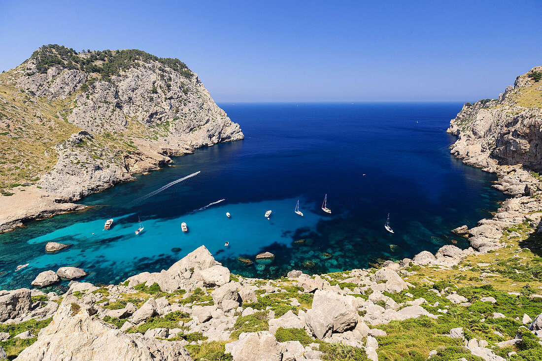 recreational enbarcaciones, Cala Figuera Beach, Formentor Peninsula, Pollensa. Natural Park of the Sierra de Tramuntana. Mallorca. Balearic Islands. Spain.