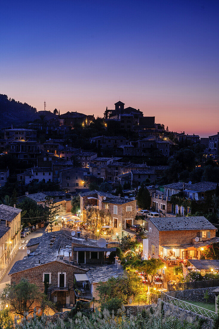 Restaurants und Pfarrkirche von San Juan Bautista, im oberen Teil des Dorfes Deia gelegen. Sierra de Tramuntana. Mallorca. Balearische Inseln. Spanien