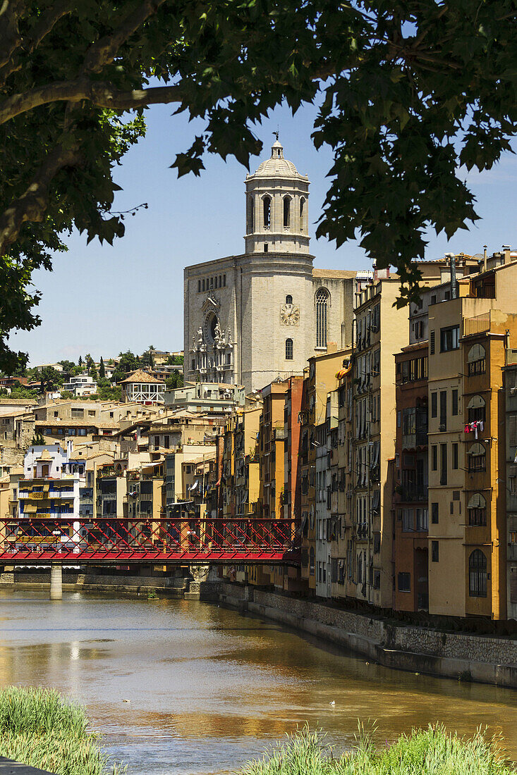 Pont de les Peixateries Velles über dem Fluss Onyar, Kathedrale im Hintergrund. Girona, Katalonien, Spanien