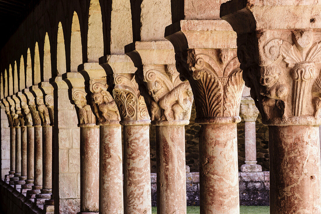 columnas y capiteles,claustro del siglo XII, monasterio benedictino de Sant Miquel de Cuixa , año 879, pirineos orientales,Francia, europa.