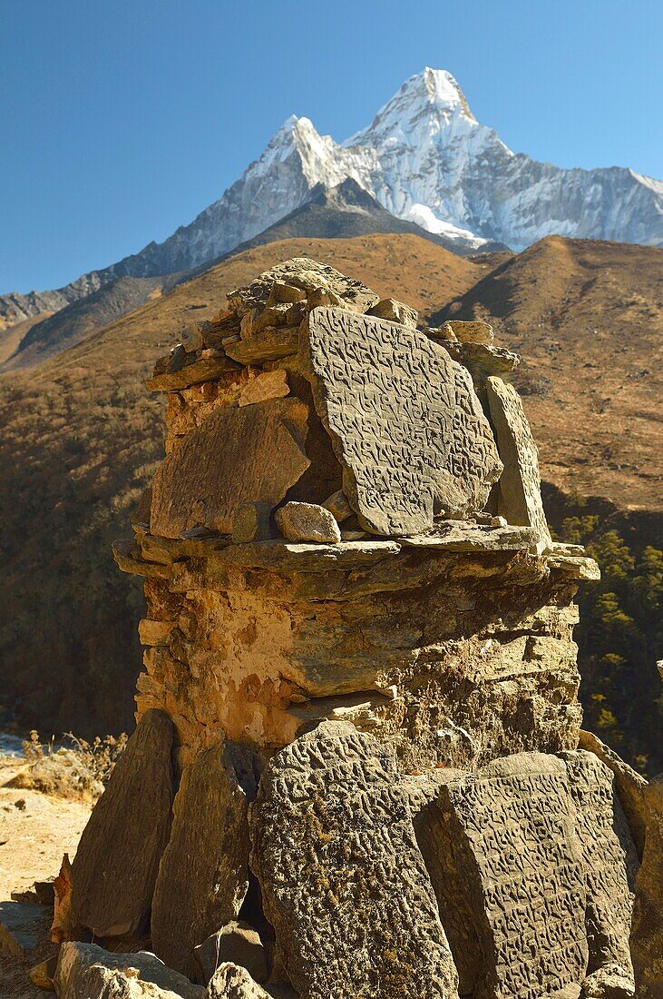 Ama Dablam peak (6856 m). Sagarmatha National Park (Nepal).