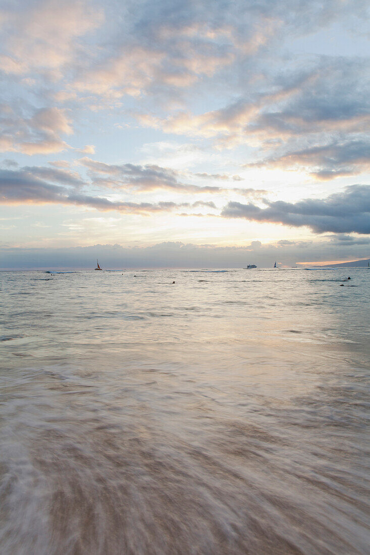 'Sweeping skies and moving water at sunset; Waikiki, Oahu, Hawaii, United States of America'