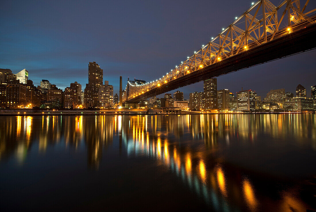 Ed Koch Queensboro Bridge at twilight, Roosevelt Island, New York City, USA