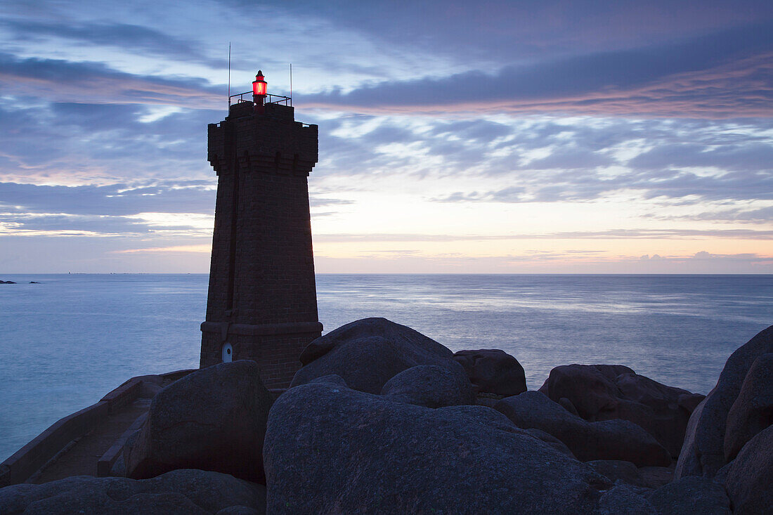 Lighthouse Meen Ruz, Ploumanach, Cote de Granit Rose, Cotes d'Armor, Brittany, France, Europe