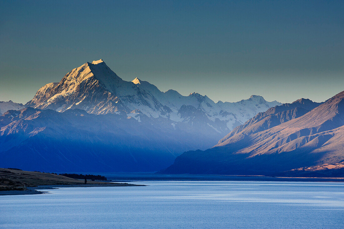 Lake Pukaki with Mount Cook in the background in the late afternoon light, Mount Cook National Park, UNESCO World Heritage Site, South Island, New Zealand, Pacific