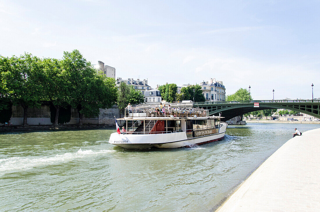 Sightseeing boat on the River Seine, Paris 4th district, France