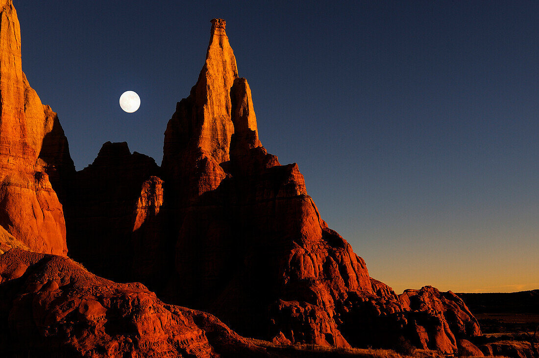 SANDSTONE CLIFF AT SUNSET, COLORADO PLATEAU, KODACHROME BASIN STATE PARK, UTAH, USA