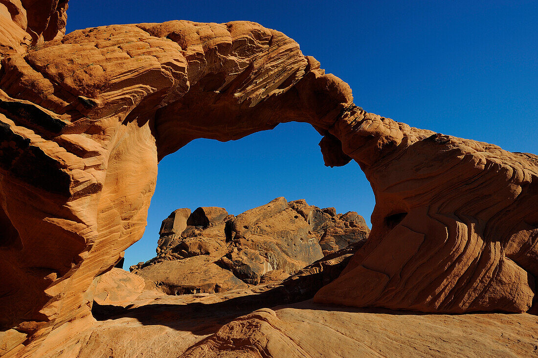 ARCH ROCK, ERODED SANDSTONE, VALLEY OF FIRE STATE PARK, NEVADA, USA