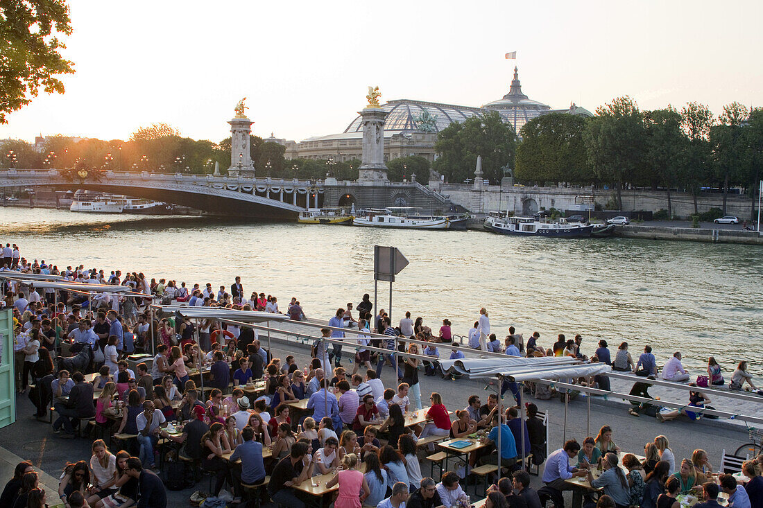 France, Paris, people on the south bank of the Seine.