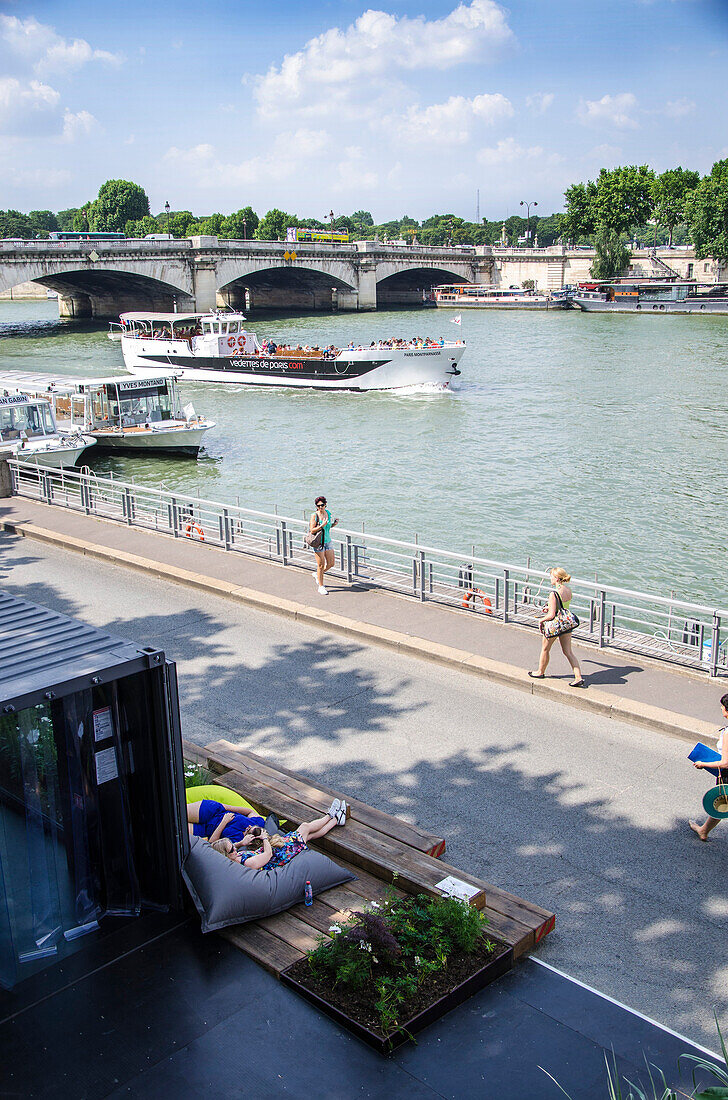 France, Paris 7th district, Quai d'Orsay, temporary setting up of the banks for summer