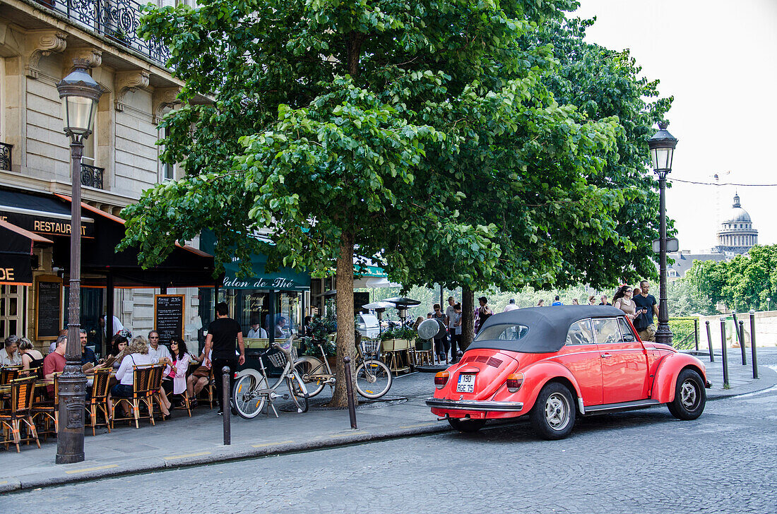 France, Paris 4th district, Saint-Louis Island, Citroën 2CV car in front of a bistrot terrace