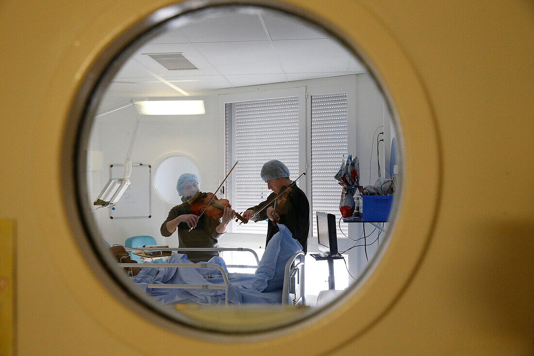 French N.G.O. Musique et Santé (Music and Health). Music therapy in children's ward. Villejuif. France.