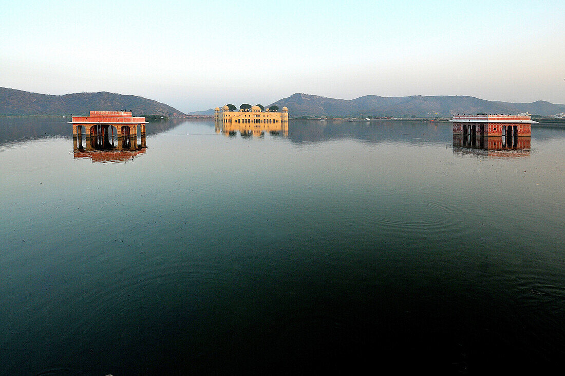 Lake and Palace on Amber's road. India.