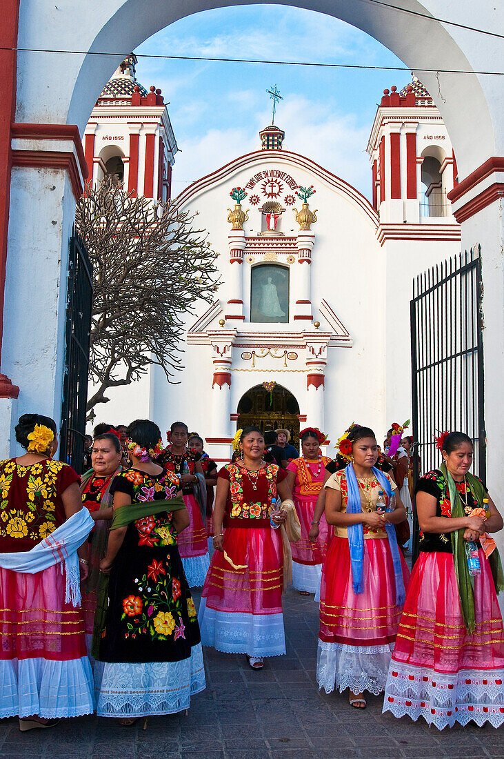 Central America, Mexico, Tehuantepec Isthmus region, Juchitan de Zaragoza, La Candelaria (Candlemas) dedicated to the blessed Virgin from Saint John of God in Spain at the beginning of the 12th century, is celebrated in Mexico the 2nd of february, women m
