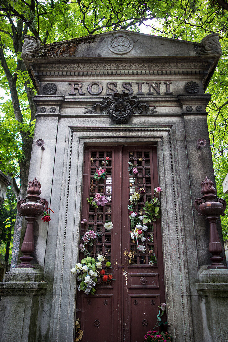 Grave of the italian composer gioacchino rossini, pere-lachaise cemetery, paris 20th arrondissement, france