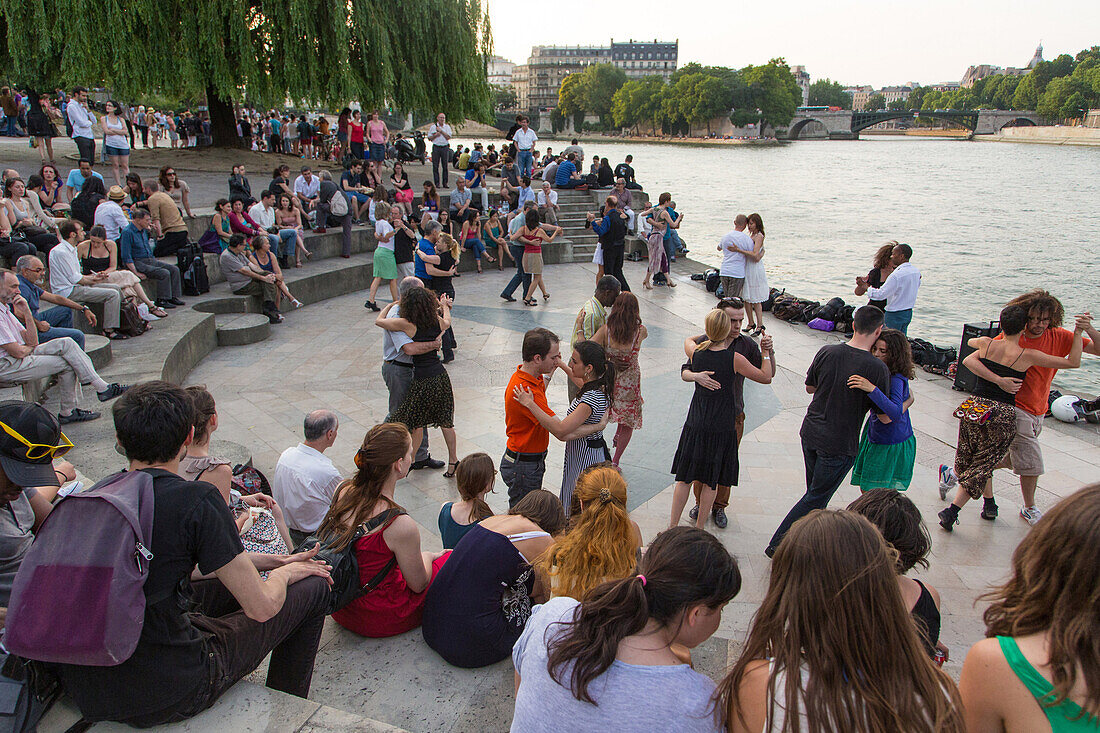 Parisian-style dance on the quays of the seine, tango and entertainment in the tino rossi garden, saint-bernard quay, paris (75), france