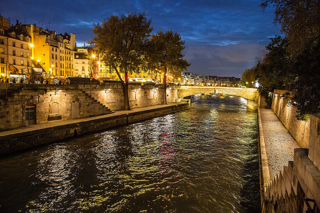 Quay saint-michelon on ile de la cite, quay of the seine at night, 5th arrondissement, paris, france