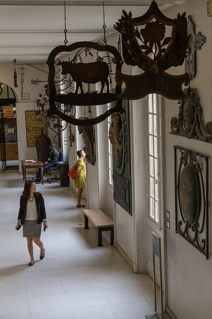 Hall of signs, collections from the 16th to 20th centuries, carnavalet museum, hotel le peletier de saint fargeau, 3rd arrondissement, paris (75), ile-de-france, france