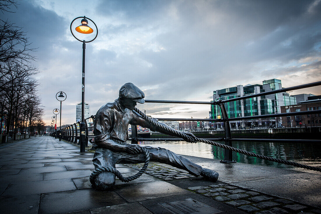 Sculpture of the linesman, 1999, dony macmanus, the new neighbourhood of the docks on the river liffey, city quay, dublin, ireland