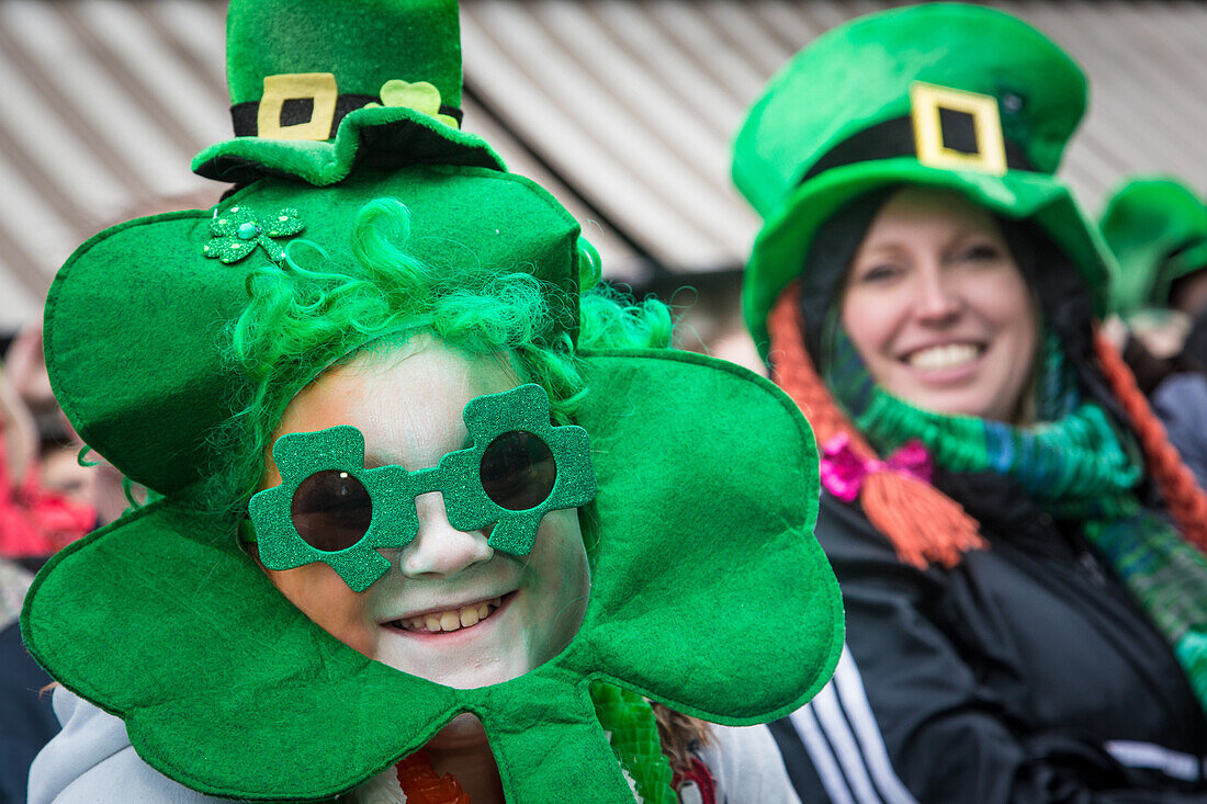 Costumed children in the country's colours, saint patrick‚äôs day, dublin, ireland
