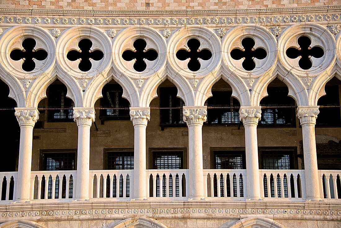 Logia detail, Palazzo Ducale (Doges Palace), Piazza San Marco, San Marco, Venice, UNESCO World Heritage Site, Veneto, Italy, Europe