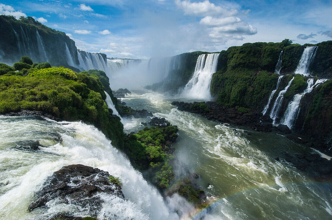 Foz de Iguazu (Iguacu Falls), the largest waterfalls in the world, Iguacu National Park, UNESCO World Heritage Site, Brazil, South America