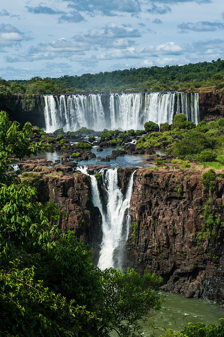 Foz de Iguazu (Iguacu Falls), the largest waterfalls in the world, Iguacu National Park, UNESCO World Heritage Site, Brazil, South America