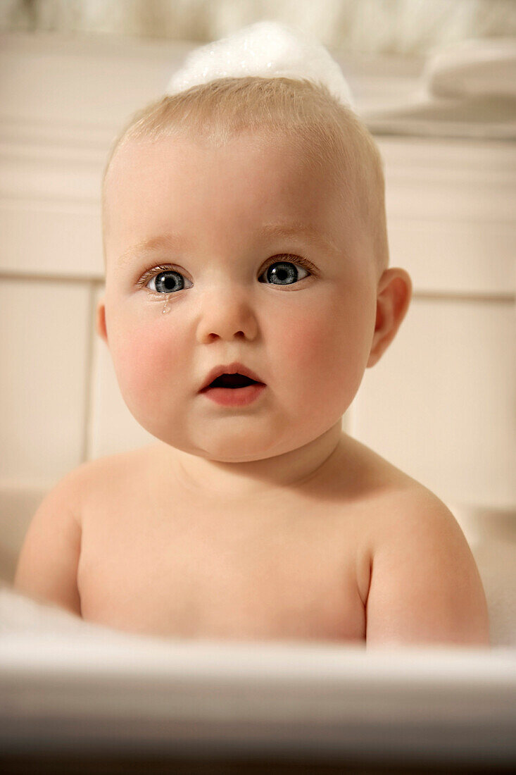 Baby in der Badewanne