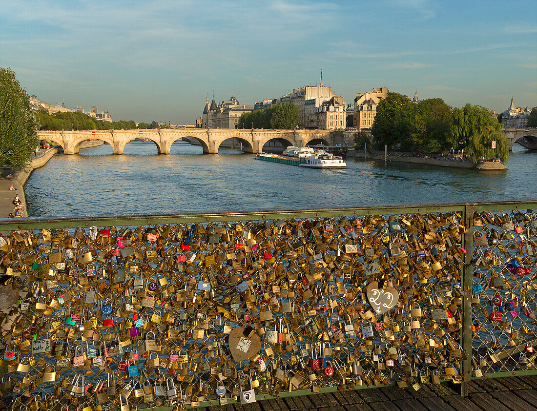 France, Paris (75), La Seine, from the Gateway Arts with locks of love, the island de la Cite and Pont Neuf