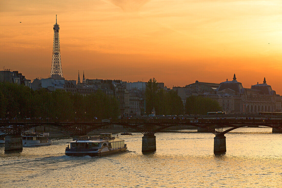 France, Paris (75), La Seine, Malaquai dock and the Pont des Arts at sunset