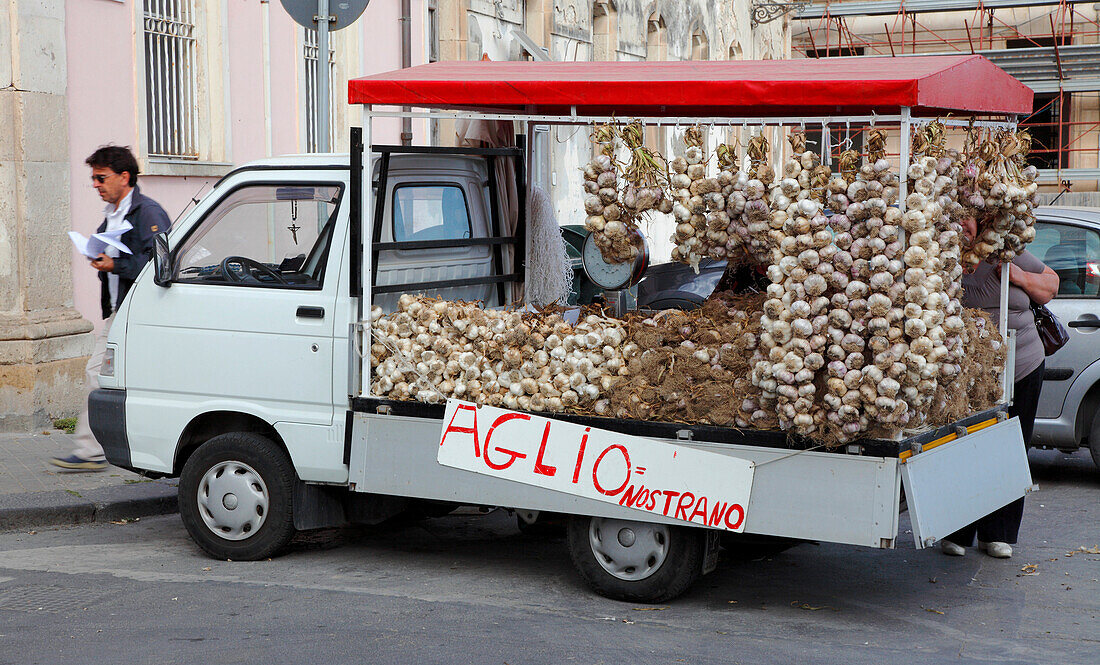 Italy, Sicily, Siracusa, Ortigia district, (Unesco world heritage), Benedicti market, garlic