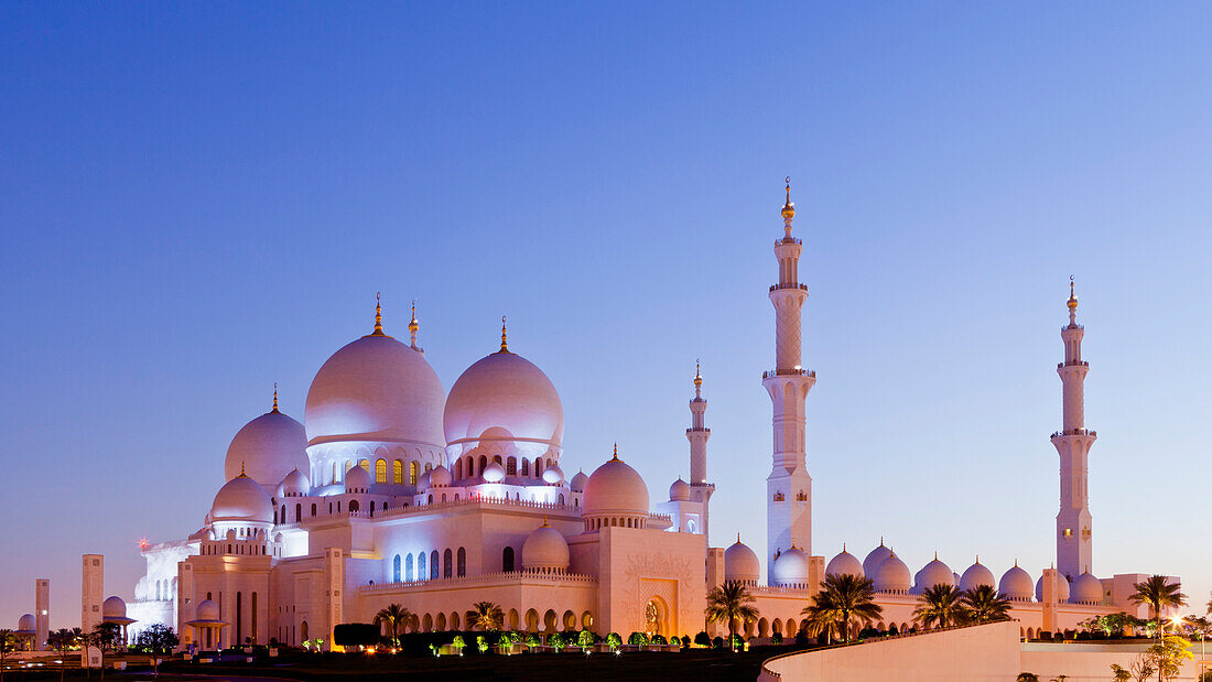 'Sheikh Zayed Grand Mosque at sunrise; Abu Dhabi, United Arab Emirates'