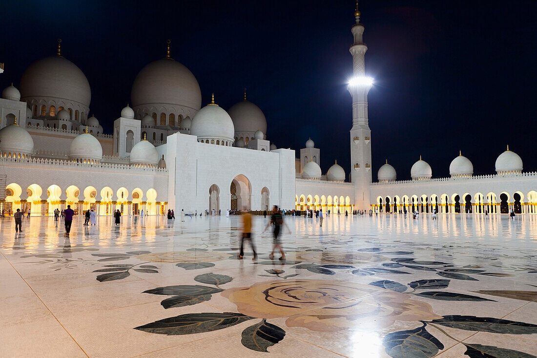 'Sheikh Zayed Grand Mosque at night; Abu Dhabi, United Arab Emirates'