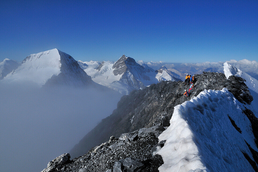 Bergsteiger auf dem Gipfel des Eiger (3970 m), Mönch im Hintergrund, Berner Alpen, Schweiz