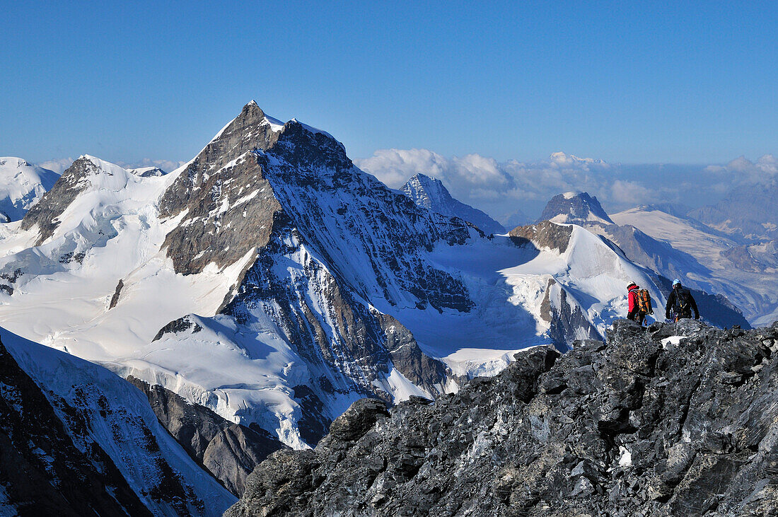 Bergsteiger auf dem Westgrat-Grat des Eiger (3970 m), Jungfrau (4158 m) im Hintergrund, Berner Alpen, Schweiz