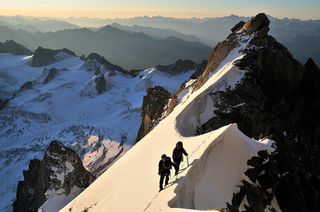 Bergsteiger in der Breche Diable, Teufelsgrat am Mont Blanc du Tacul, Mont Blanc-Gruppe, Frankreich