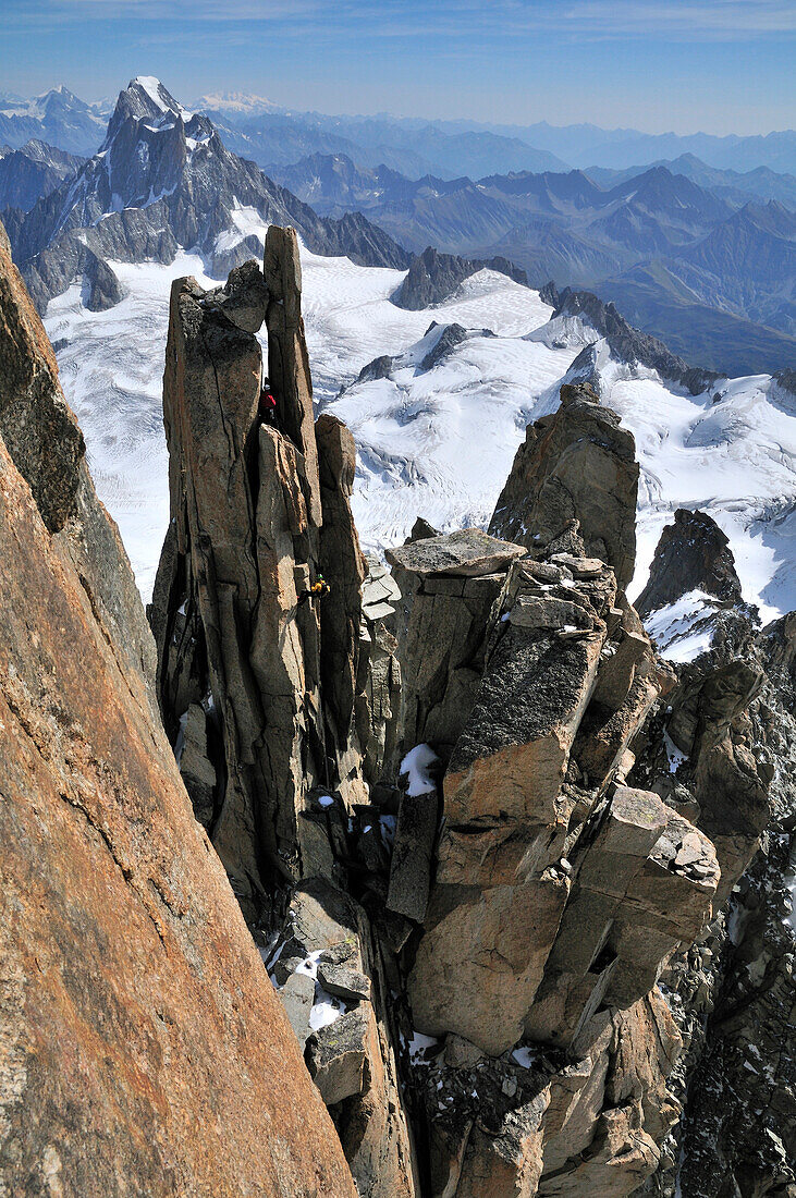 Bergsteiger seilen ab am Turm 2 des Teufelsgrats am Mont Blanc du Tacul, Mont Blanc-Gruppe, Frankreich
