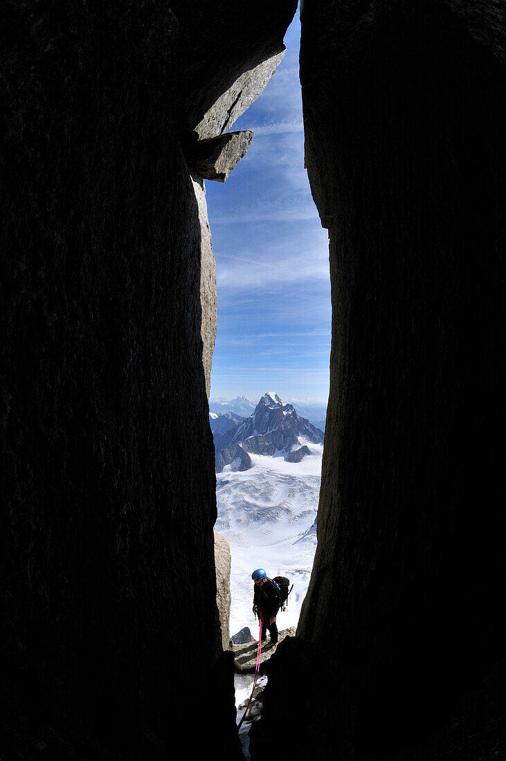 Bergsteiger am Teufelsgrat des Mont Blanc du Tacul, Mont Blanc-Gruppe, Frankreich