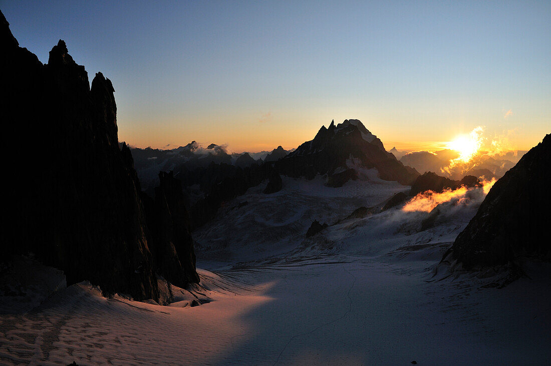 Sonnenaufgang am Bivouc de la Fourche, Dent du Geant im Hintergrund, Mont Blanc-Gruppe, Frankreich