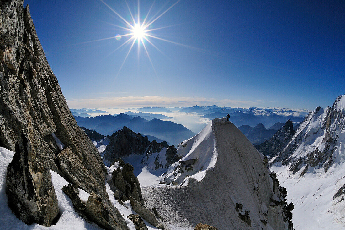 Bergsteiger auf einer Wechte am Kuffnergrat des Mont Maudit, Mont Blanc-Gruppe, Frankreich