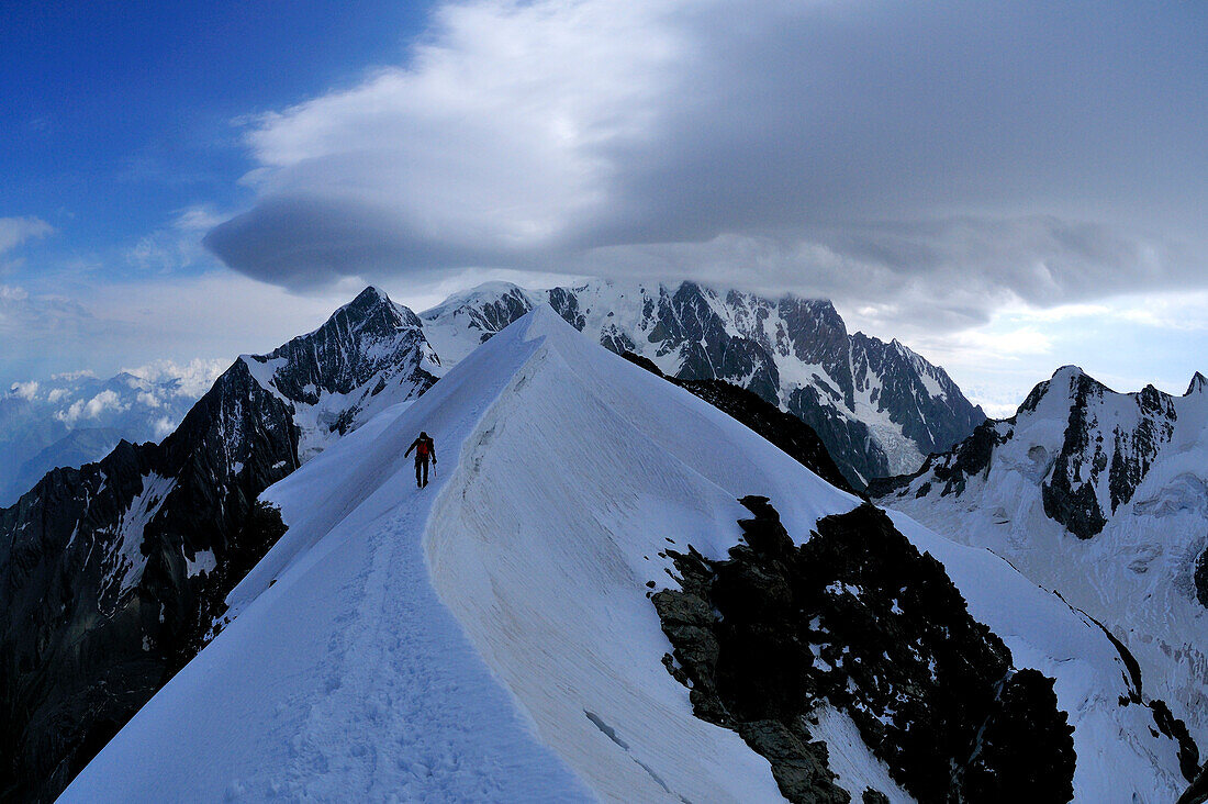 Bergsteiger während der Überschreitung der Dome de Miage (3669 m), Mont Blanc Gruppe, Frankreich
