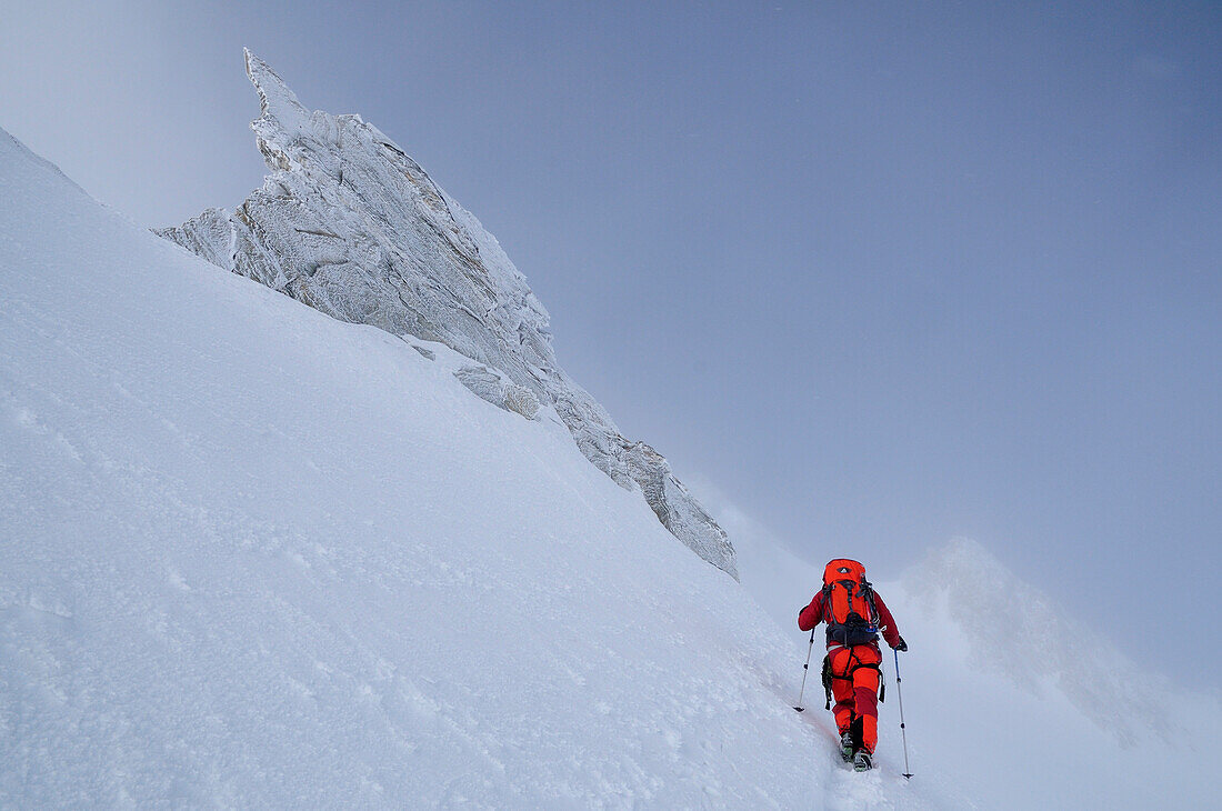 Bergsteiger während Schneesturm am Nadelgrat, Nadelhorn (4327 m), Wallis, Schweiz