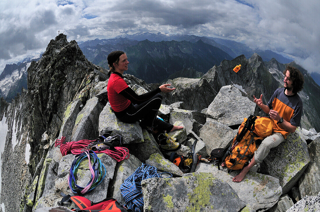 Zwei Bergsteiger am Gipfel des Grundschartner (3065 m), Zillertaler Alpen, Tirol, Österreich