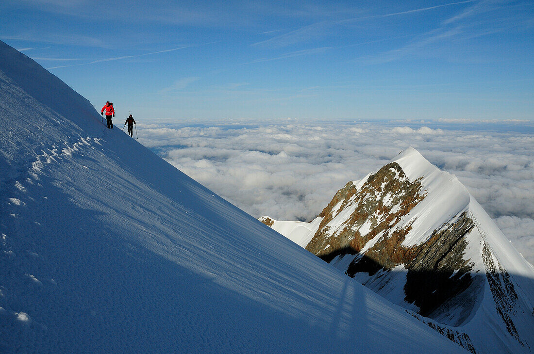 Bergsteiger während des Anstiegs zum Dome de Gouter, Aiguille du Bionnassay, Mont Blanc Massiv, Frankreich