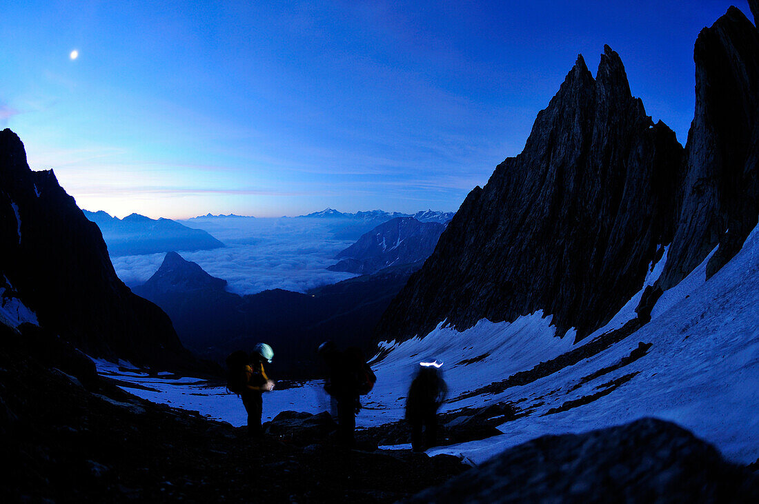 Bergsteiger am Einstieg der Aiguille Noire de Peuteray, Mont Blanc, Italien