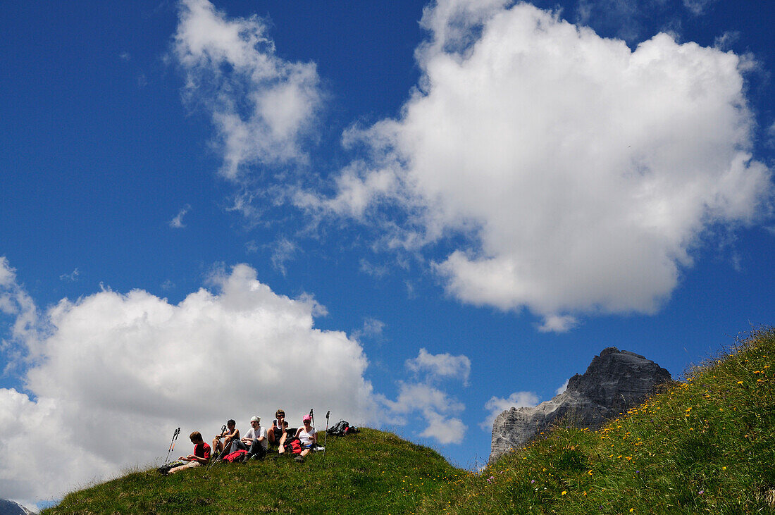 Wanderer machen Pause auf dem Pflerscher Höhenweg, Pflerschtal, Südtirol, Italien