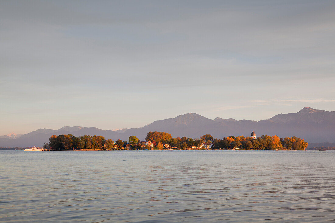 Blick über den Chiemsee zur Fraueninsel, bei Gstadt, Chiemsee, Chiemgau, Bayern, Deutschland