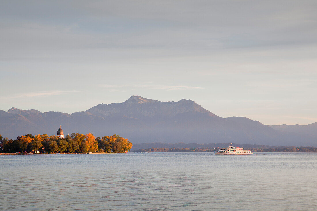 Ausflugsschiff auf dem Chiemsee an der Fraueninsel, bei Gstadt, Chiemsee, Chiemgau, Bayern, Deutschland