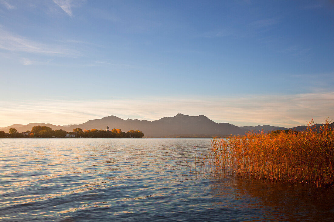 Blick über den Chiemsee zur Fraueninsel, bei Gstadt, Chiemsee, Chiemgau, Bayern, Deutschland