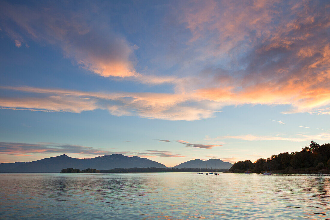 Abendstimmung am Chiemsee, bei Gstadt, Chiemsee, Chiemgau, Bayern, Deutschland